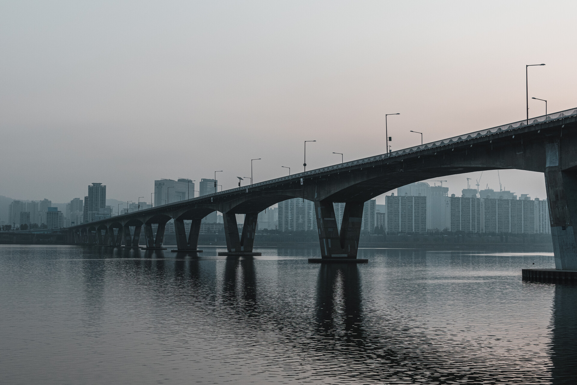 A bridge over the Han River. The River is more than 1 km wide!