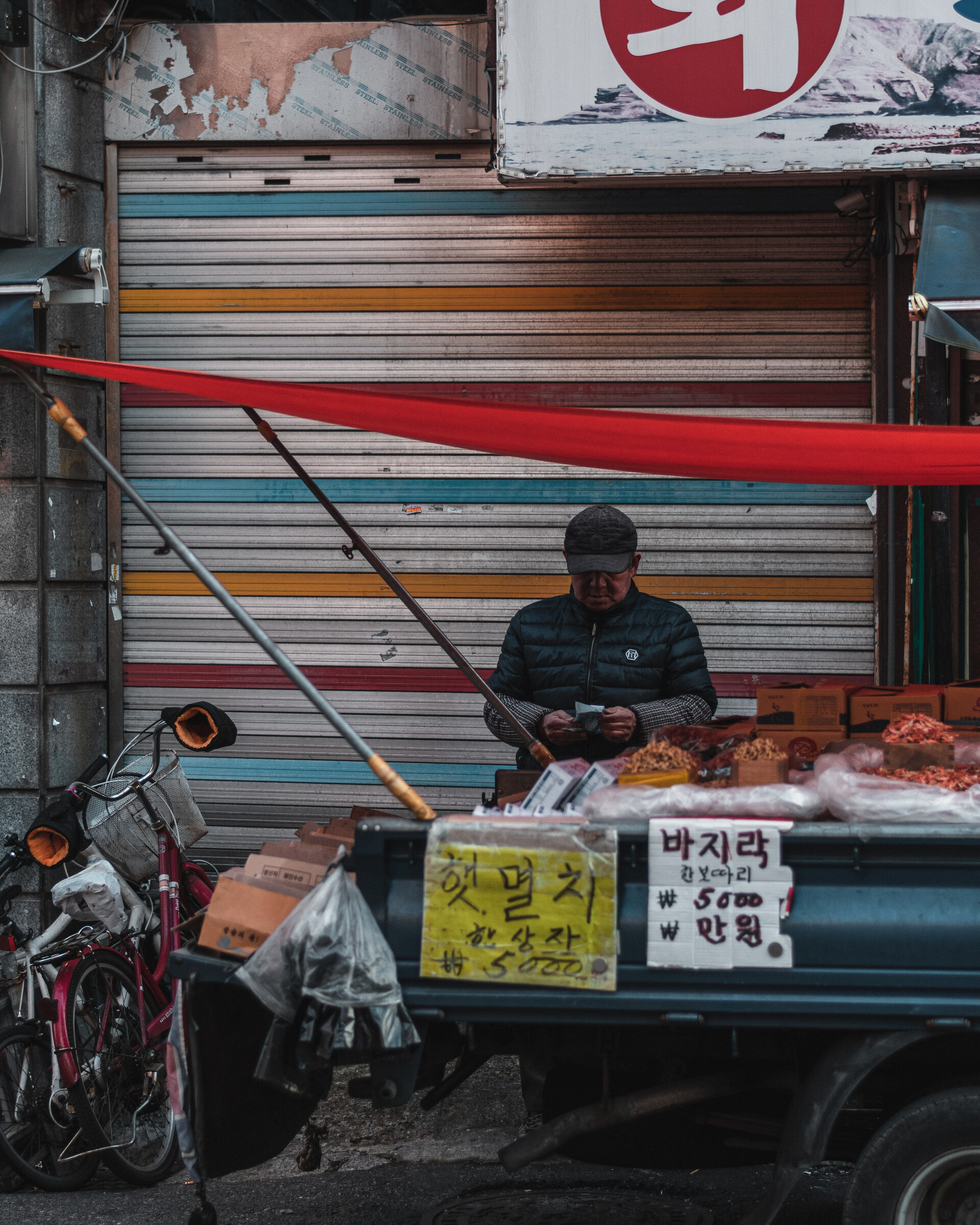 Street Markets - Elderly - Poverty. These three are tied together and define most of the streets of Seoul